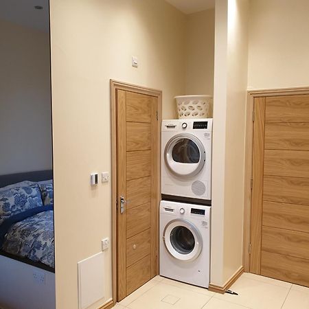 London Luxury Apartments 3 Bedroom Sleeps 8 With 3 Bathrooms 5 Mins Walk To Tube Station Free Parking Ilford Exterior foto